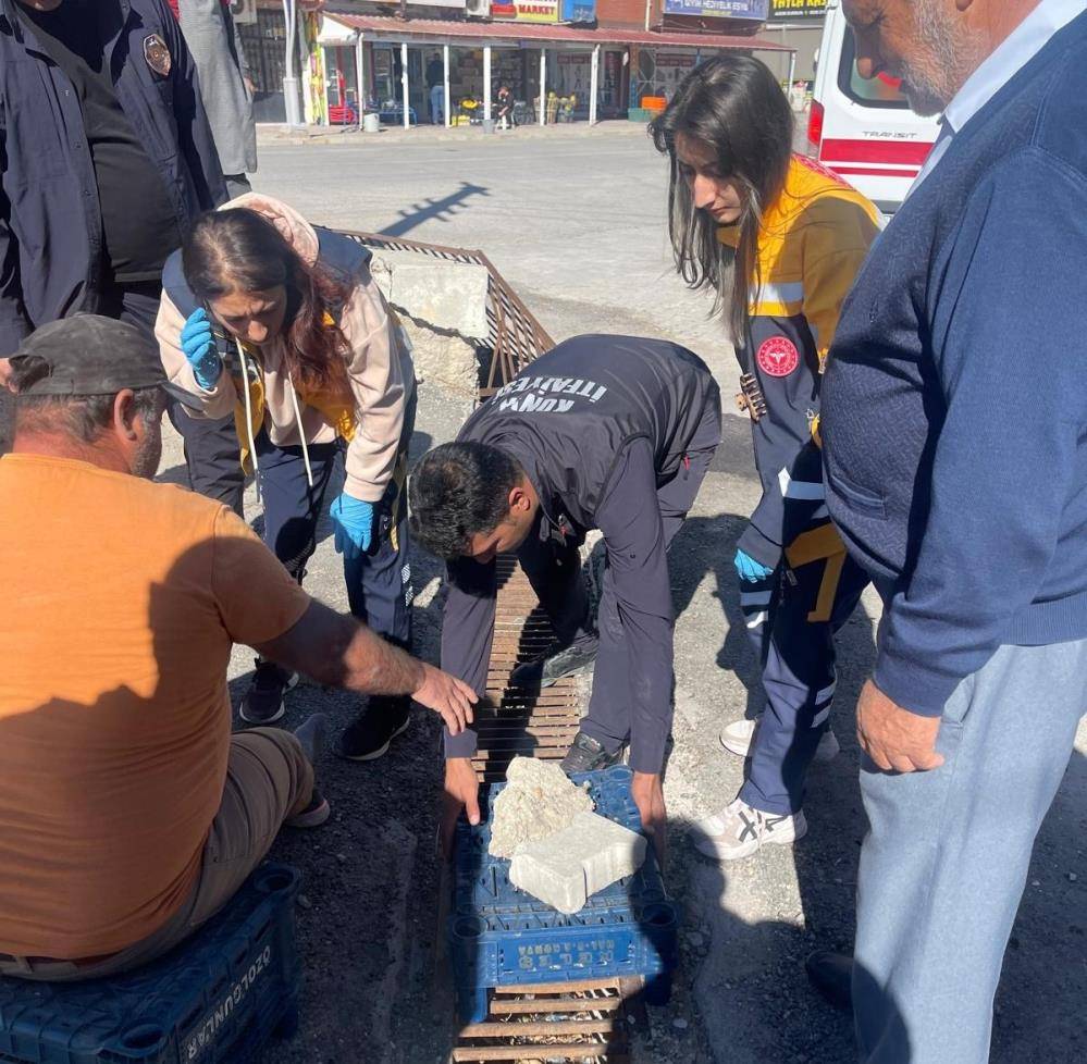 Konya’da mazgala ayağı sıkıştı, yardımına itfaiye koştu 1